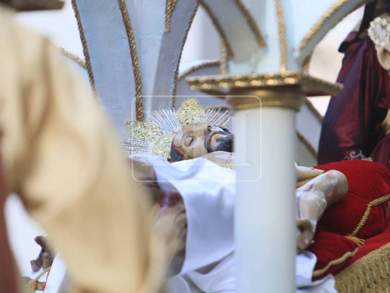 La iglesia El Calvario dio inicio este Viernes Santo -4 de abril- a la tradicional procesión del Santo Entierro en el centro de Tegucigalpa.