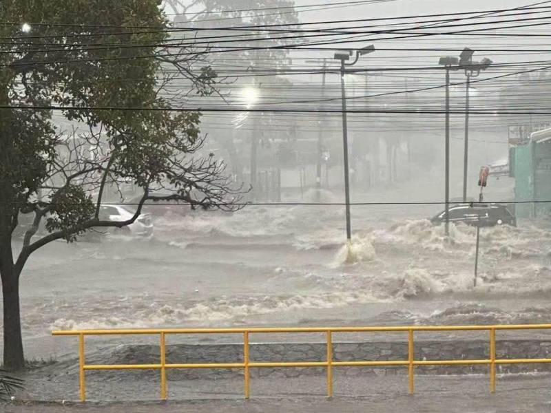 San Pedro Sula vivió momentos de caos tras una fuerte tormenta que provocó inundaciones y dificultades para el tránsito vehicular.