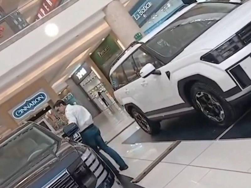El diputado Kilvett Bertrand fue captado en un mall cuando observaba un vehículo de lujo, pero salió al paso para aclarar qué fue lo que ocurrió.