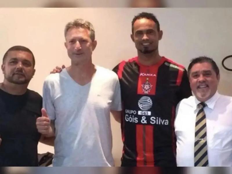 Asesinó a su amante, tiró los restos a los perros, quedó libre y sigue jugando al fútbol