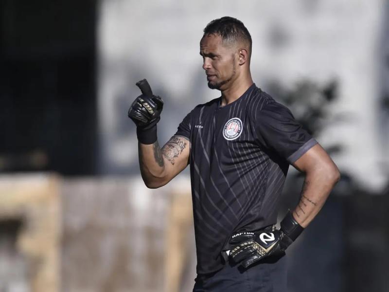 Asesinó a su amante, tiró los restos a los perros, quedó libre y sigue jugando al fútbol