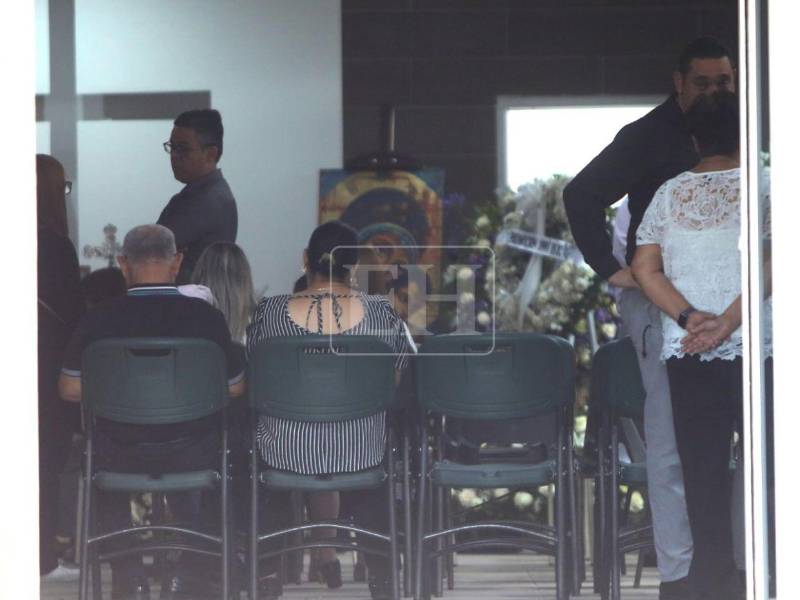 Entre abrazos, lágrimas y un profundo silencio marcado por el dolor, familiares, amigos y personas cercanas comenzaron a despedir este jueves 25 de junio a Félix Ramón Núñez Flores, una de las tres víctimas mortales que dejó el derrumbe ocurrido en el anillo periférico de Tegucigalpa.