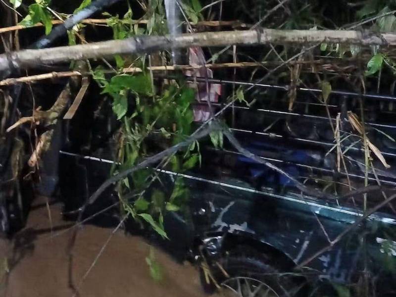 La crecida de la quebrada Los Anises arrastró un vehículo en el que se transportaban varias personas.