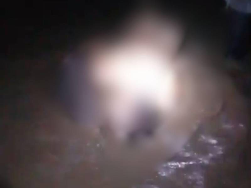 Las lluvias registradas en las últimas horas provocaron la crecida de la quebrada Los Anises, que arrastró un vehículo en el sector de La Trinidad, Comayagua.