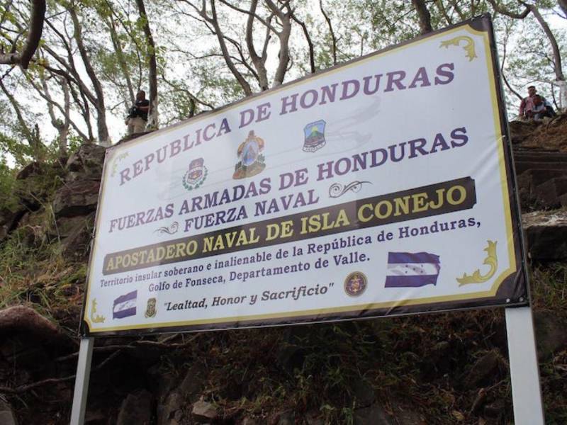 Fotografía publicada por el diputado hondureño Kilvett Zabdiel Bertrand, en la visita a la isla donde estuvieron presentes varios funcionarios.