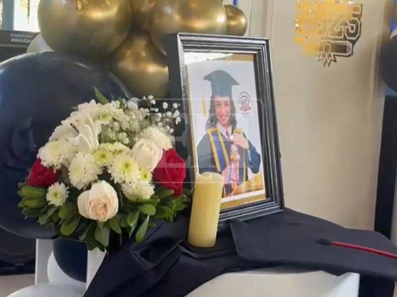 Con orgullo y tristeza los padres de la joven recibieron el título de Emily Torres.