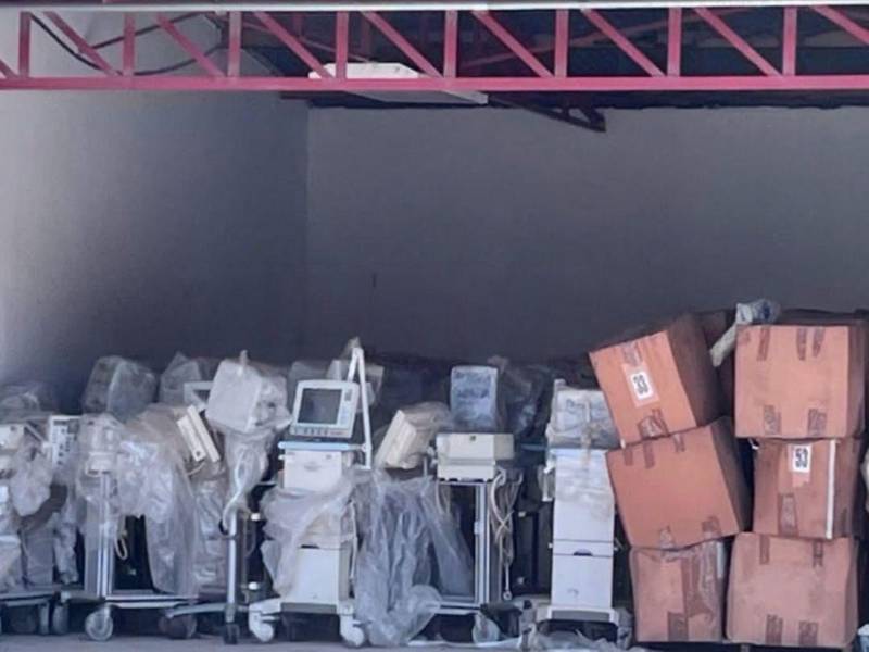 El equipo médico y el medicamento que se encuentra en una bodega de la Secretaría de Salud esta expuesto al sol y la lluvia.