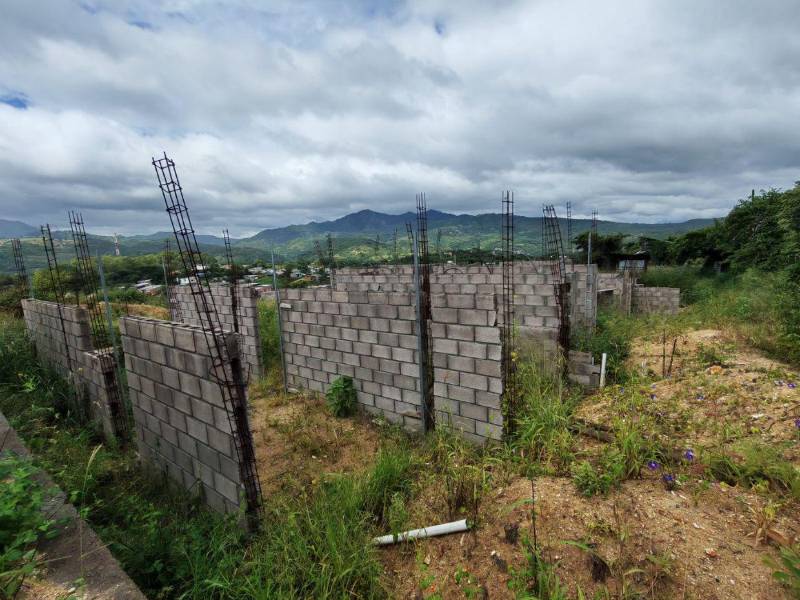 El proyecto Villa Solidaridad, que busca beneficiar a 200 familias, registra un avance mínimo y las promesas de entrega quedaron en el aire.