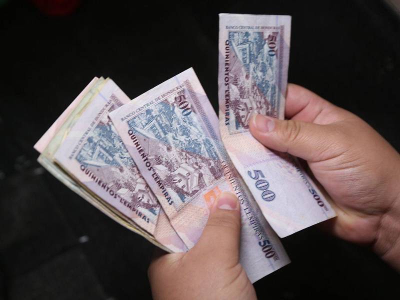 Imagen de archivo que muestra billetes de 500 lempiras, la más alta denominación de la moneda de Honduras.