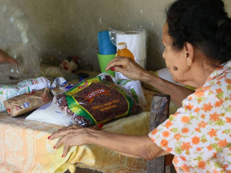 Las personas agradecieron los alimentos entregados.