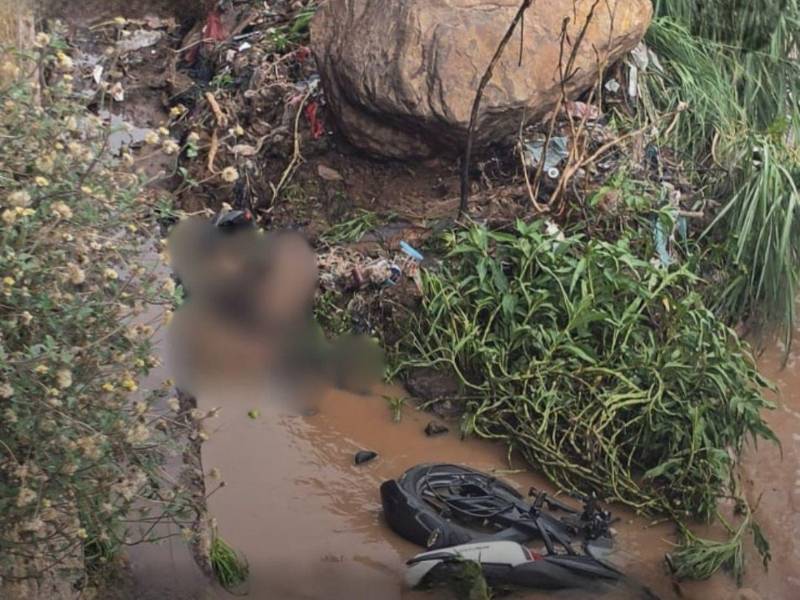 El cuerpo del motociclista quedó tirado en un montículo de tierra y su motocicleta a un lado.