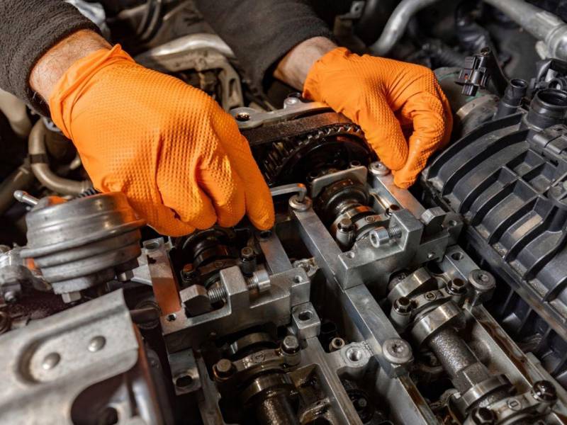 La mezcla estequiométrica para un motor de gasolina es la proporción ideal de aire y combustible que permite quemar todo el combustible sin que sobre aire. Para la gasolina, la mezcla aire - combustible estequiométrica es de aproximadamente 14.7:1, es decir, por cada gramo de combustible se requieren 14.7 gramos de aire.