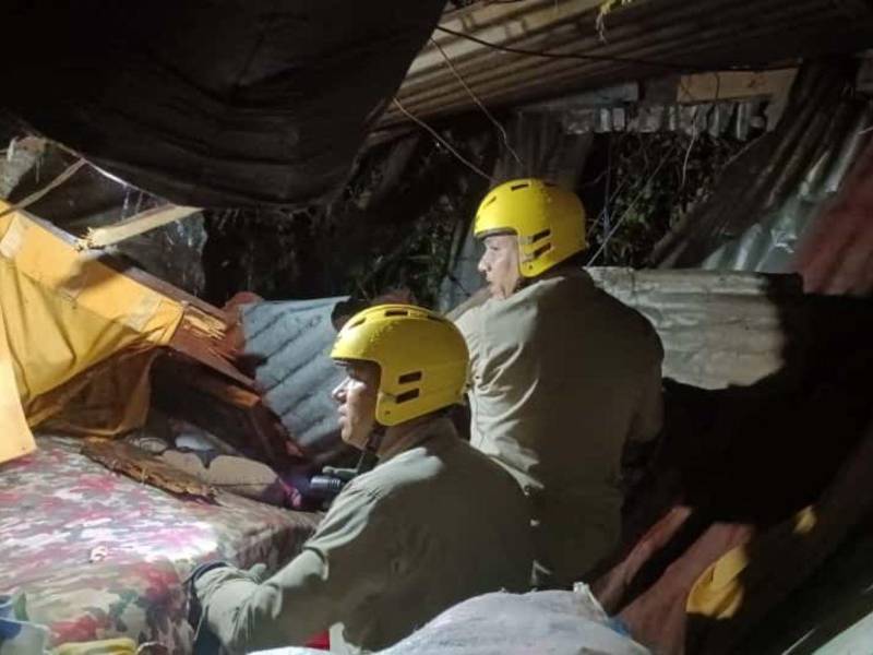 Momento en que el Cuerpo de Bomberos intentaba recuperar el cuerpo de la mujer, víctima del derrumbe.
