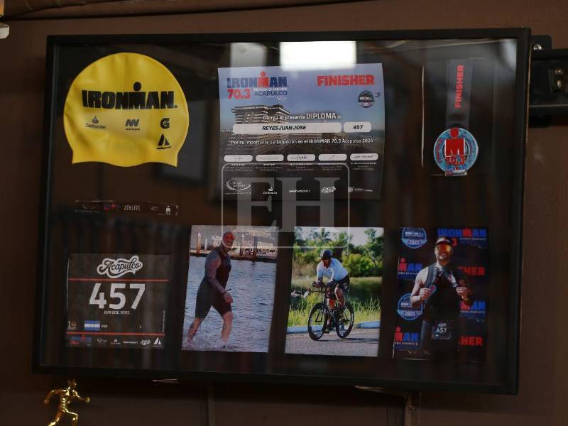 En uno de los rincones de su casa, Reyes guarda con cariño las imágenes del proceso que transformó su vida.