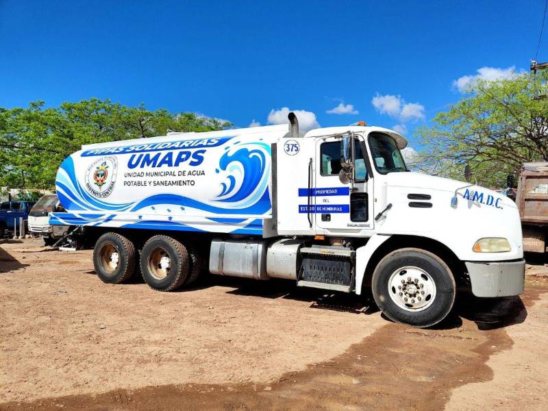 Cisternas distribuyen agua en sectores con mayor demanda durante el verano.