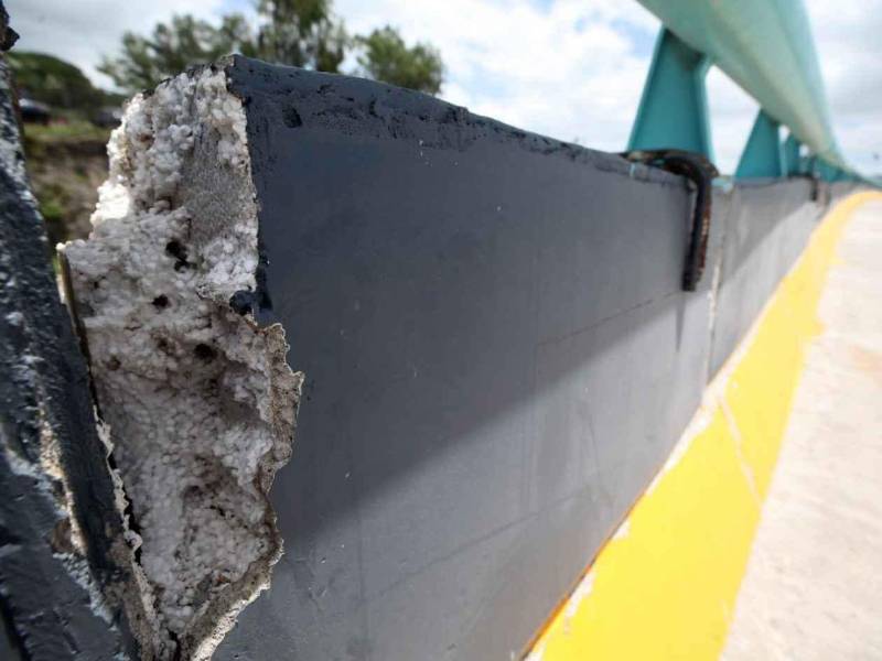 El puente Papa Francisco, ubicado en la intersección entre el anillo periférico y la salida a Mateo, permanece cerrado y bajo evaluación técnica tras detectarse fisuras en su estructura.