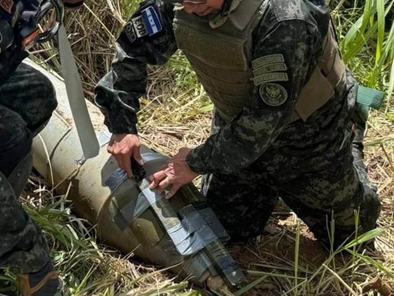 El artefacto explosivo, de fabricación rusa y con un peso de 250 libras, permaneció oculto durante más de cuatro décadas en una zona montañosa y de difícil acceso. Por alguna razón no detonó al ser lanzada desde los aires hasta este día que fue ubicada por las autoridades.