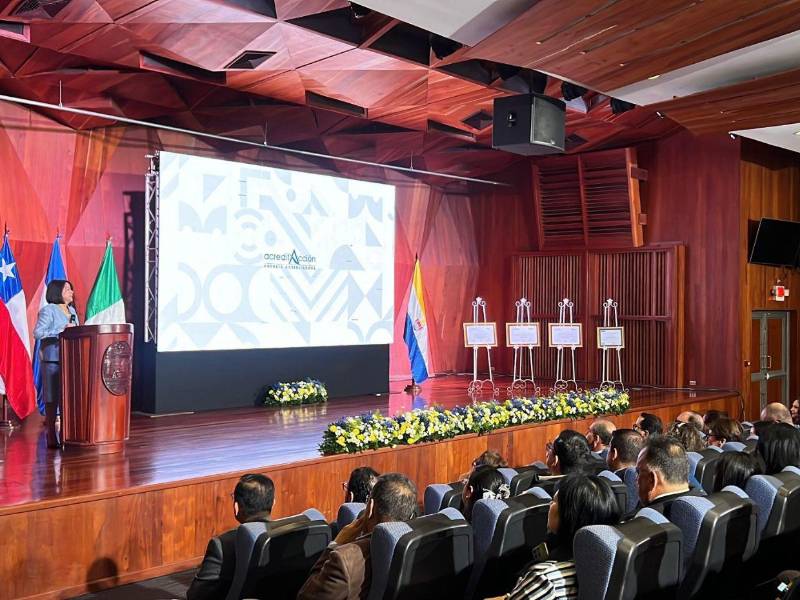 Las autoridades de la Universidad Nacional Autónoma de Honduras (UNAH), recibieron las acreditaciones internacionales de cuatro programas académicos que se han destacado en la máxima casa de estudios.