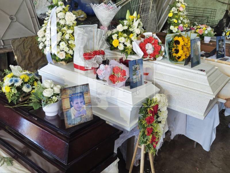 Los cuerpos de los hermanos están siendo velados uno junto al otro desde tempranas horas de este jueves.