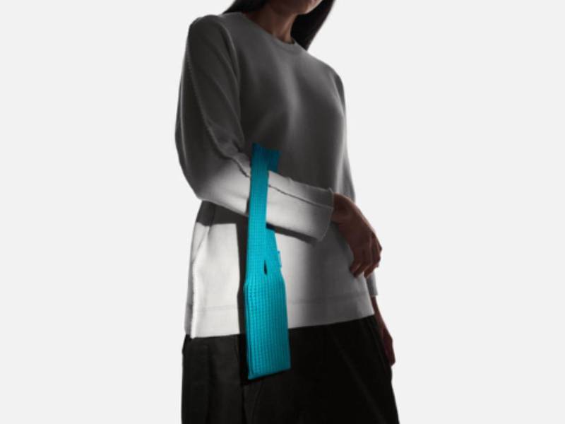 Apple presentó este martes el iPhone Pocket (bolsillo para el iPhone), una edición limitada de una bolsa tejida para guardar un teléfono, que la compañía estadounidense creó junto al diseñador japonés Issey Miyake.