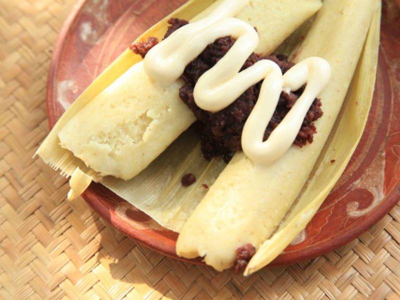 Los tamalitos suelen servirse con mantequilla, queso fresco o cuajada. También pueden acompañarse con aguacate o frijoles fritos.