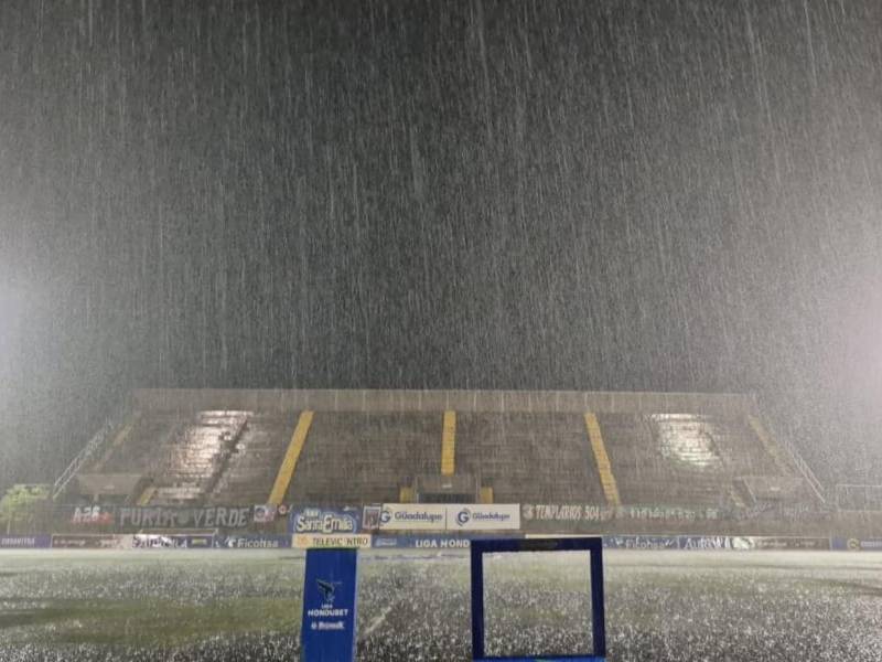 Así se encuentra la cancha del estadio Emilio Williams y la lluvia no se detiene.