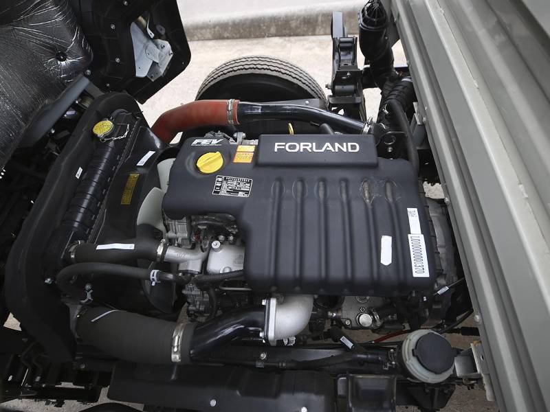 El potente motor de los camiones Forland garantiza rendimiento y eficiencia en cualquier terreno.