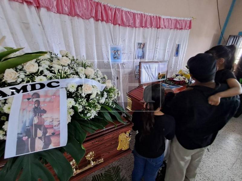Evelin Yasmín Irías Hernández (26) era madre de dos pequeñas y su cuñada Denia Marisol Ramírez Ortiz, de 34 años, madre de tres menores; ambas murieron el lunes en el trágico accidente de una volqueta en Villa Nueva. Hoy sus pequeños que enfrentan al difícil momento de tener que despedirse de ellas.