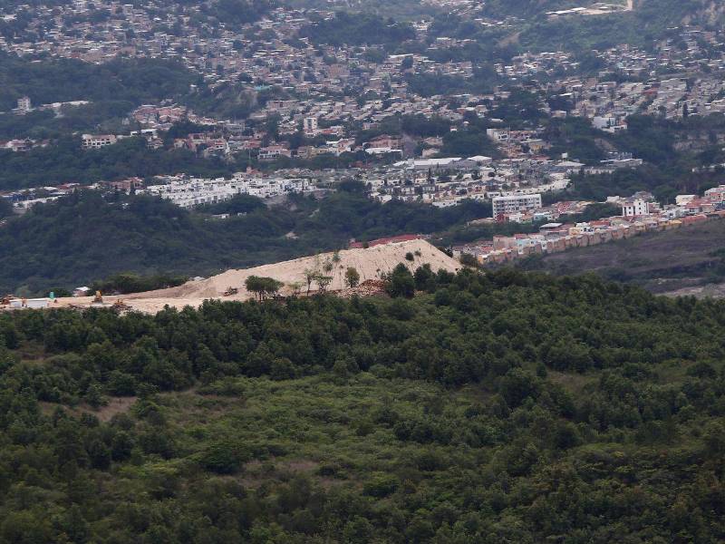 Las montañas que rodean Tegucigalpa cambian rápidamente por el avance de residenciales, en medio de llamados a reforzar los controles ambientales.