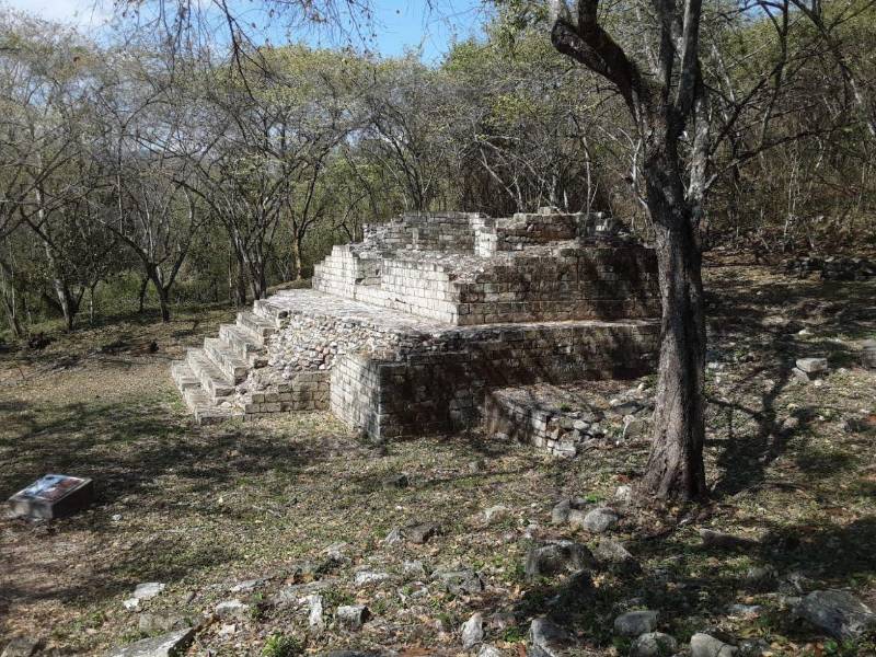 La ubicación del sitio, en altura, con fuentes naturales de agua y vistas dominantes, refuerza su valor como bastión defensivo y centro de comunicaciones durante el reinado del doceavo gobernante de Copán (628–695 d.C.).
