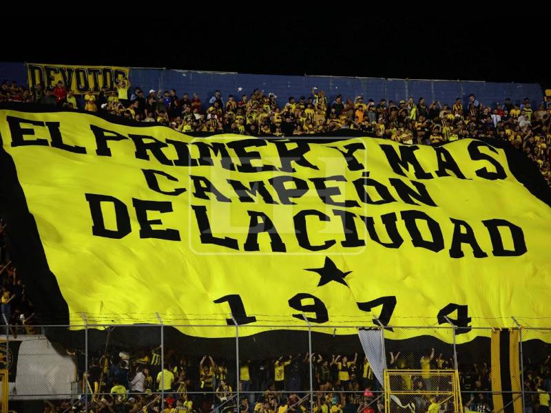 Los locales se hacen sentir en el estadio Morazán. La afición del Real España respondió.