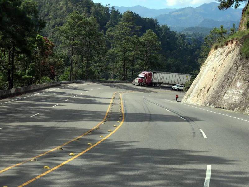 Carretera CA-5 Norte que conecta Tegucigalpa con San Pedro Sula, y se extiende hasta Puerto Cortés