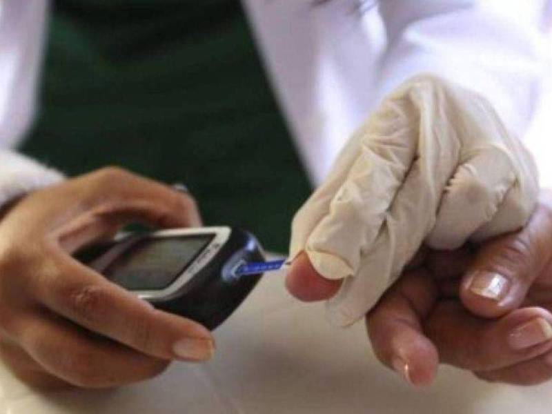 Las personas con diabetes deben estar frecuentemente midiendo sus niveles de glucosa en la sangre.