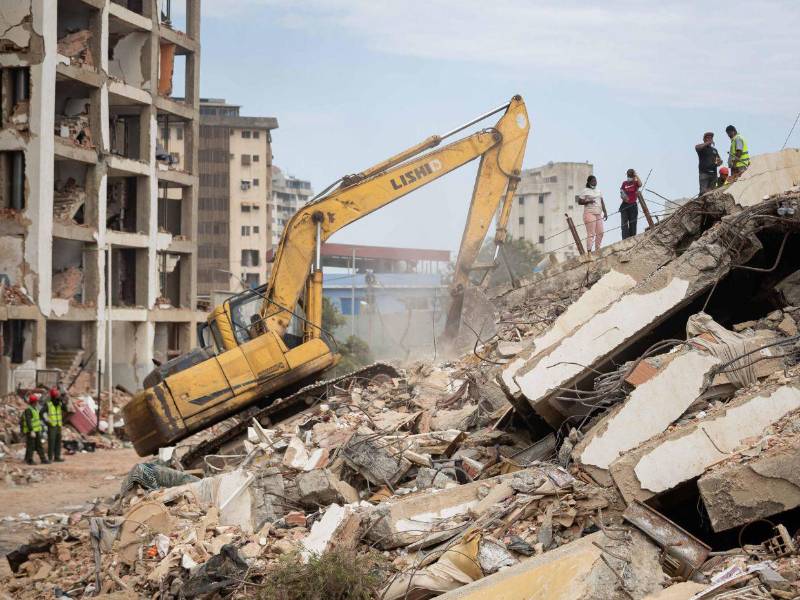 El doble terremoto del 24 de junio en Venezuela produjo, según estimaciones de la ONU, 1,2 millones de toneladas de escombros de los cientos de edificios que se desplomaron sobre todo en el estado La Guaira y que ahora son el principal reto: su despeje y remoción para poder empezar la reconstrucción.