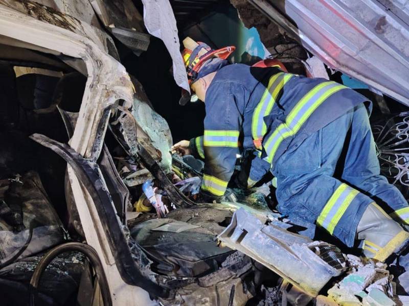 Un camión impactó en una casa situada en el kilómetro 113 de la carretera CA-5, en el desvío que conduce hacia Taulabé, departamento de Comayagua, la noche del pasado miércoles 6 de mayo, dejando como saldo dos muertos y una vivienda completamente destruida. A continuación los detalles e imágenes del siniestro.