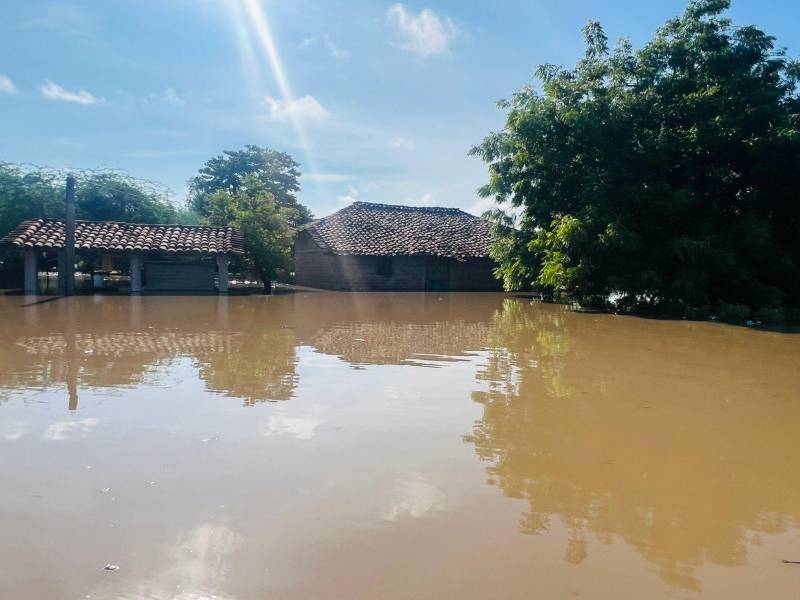 Más de 63 viviendas fueron arrasadas y 16 comunidades quedaron incomunicadas, dejando a más de 4,000 habitantes atrapados entre el agua y la incertidumbre.
