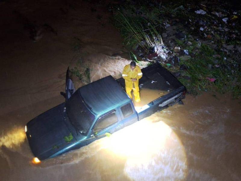Cinco personas fueron rescatadas tras ser arrastradas con todo y vehículo por una corriente en La Ceiba.