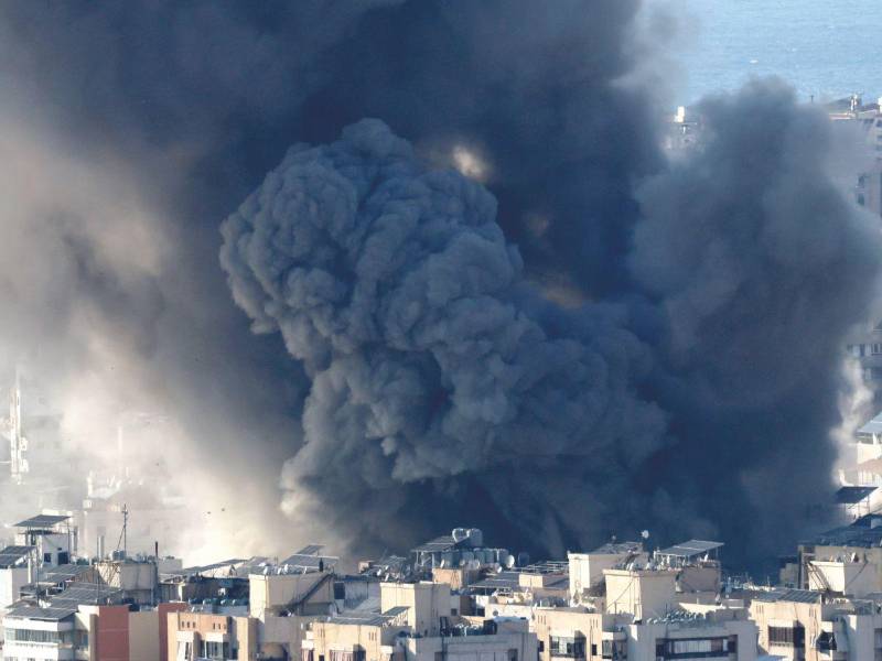 Vista de la columna de humo tras un ataque aéreo israelí en Bourj Al Barajneh, en los suburbios del sur de Beirut, Líbano, este lunes. Según el Ministerio de Salud Pública libanés, al menos 31 personas murieron y otras 149 resultaron heridas en ataques aéreos en los suburbios del sur de Beirut y aldeas del sur del Líbano. El ejército israelí declaró que está llevando a cabo ataques en todo el país contra la infraestructura y el personal de Hezbolá.