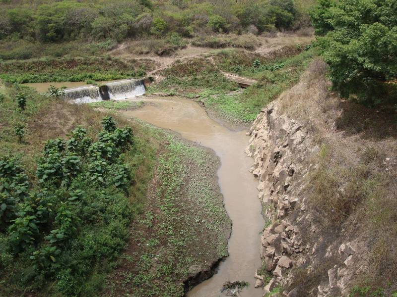 El embalse Los Laureles alcanzó el 26.52% de su capacidad, impulsado por las lluvias recientes, aunque la capital continúa bajo riesgo hídrico. La fuente Guacerique sube su caudal ante las lluvias en las montañas de Lepaterique.