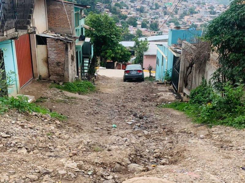 Mientras obras de pavimentación en distintos sectores de la capital avanzan, la colonia Altos del Paraíso continúa con calles en mal estado.
