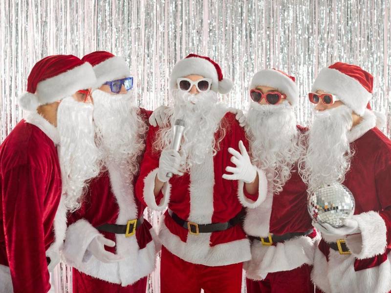 La Navidad suele reunir a varias generaciones bajo un mismo techo, con tiempos largos entre la comida y la sobremesa. En ese intervalo, la atención se dispersa y los celulares se roban el protagonismo. Ahí es donde ciertas dinámicas simples logran reordenar la noche sin alterar su ritmo.