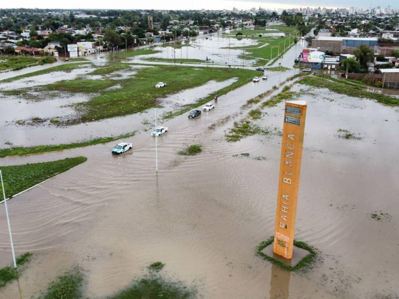El saldo trágico de las inundaciones asciende a diez en Bahía Blanca, Argentina.