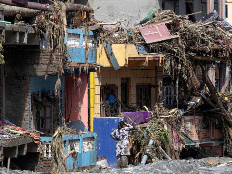 Siguen las labores de rescate, ya casi contra reloj y con el miedo de una nueva riada, en la zona fronteriza entre Nepal y la región autónoma del Tíbet (China) donde el miércoles se produjo una gran riada que deja por el momento más de 550 muertos y casi 2.500 desaparecidos reportados.