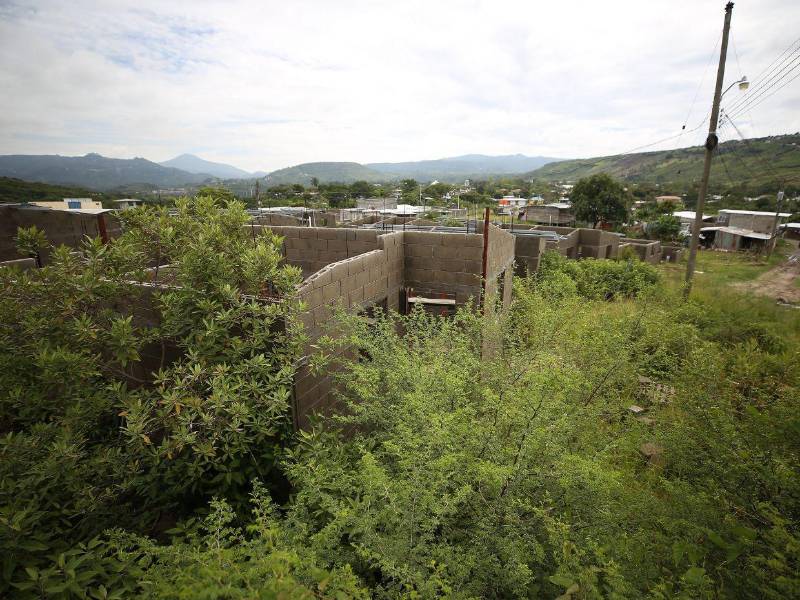 Cuando asumió el gobierno de Libre se paralizó el proyecto de las viviendas para las familias que habitaban en la zona.