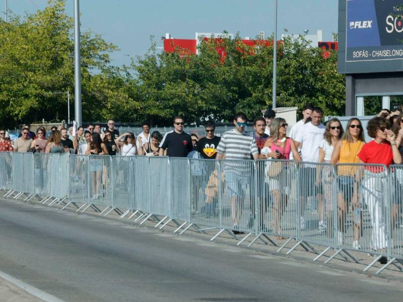 Grupos de personas hacen fila para entrar al parque temático Macondo Park que acogerá los conciertos de la cantante colombiana Shakira desde este viernes, en Madrid.
