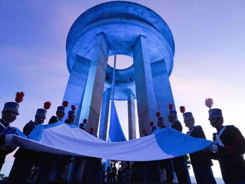 Luego de la entonación de las gloriosas notas del Himno Nacional, el Pabellón fue izado con honores de ordenanza por el cuerpo de cadetes de las Fuerzas Armadas de Honduras.