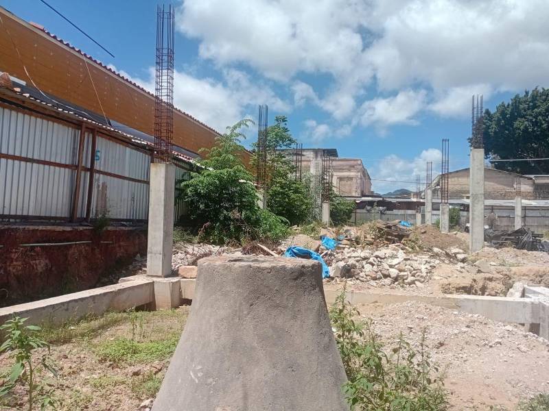 Las obras de reconstrucción del mercado San Isidro avanzan por etapas, mientras los locatarios solicitan a la Alcaldía acelerar el proyecto para reabrir los 570 locales pendientes en Comayagüela.