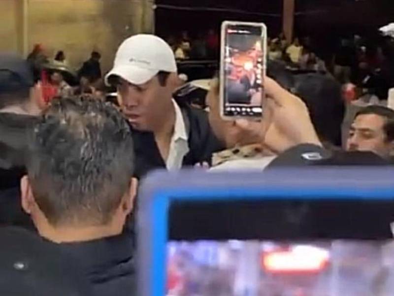 En las afueras de la sede militantes de Libre le gritan y le tiran bolsas con agua a Gustavo González coordinador departamental.