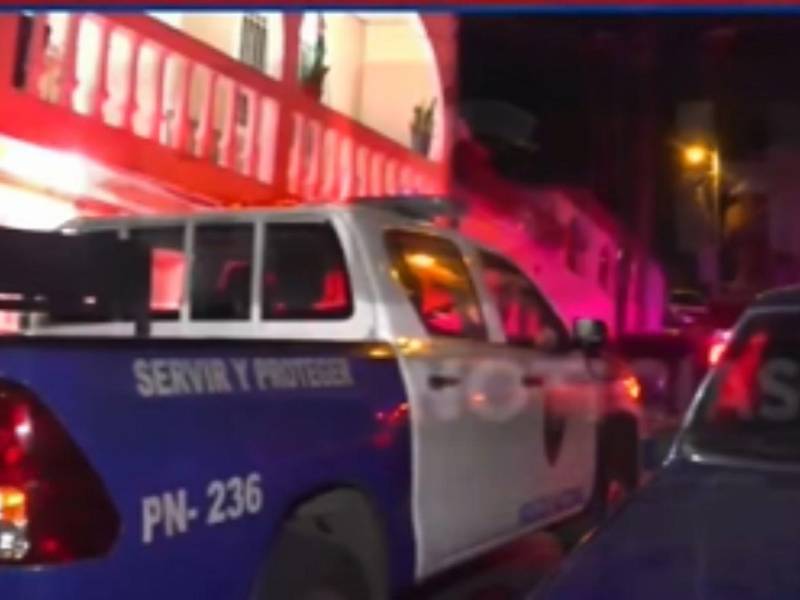 Miembros de la Policía Nacional llegaron a la escena del crimen.