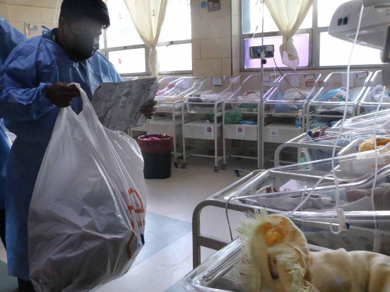 La sala de maternidad del Hospital Escuela se llenó de emoción con la entrega de regalos de la campaña Regale un Juguete en Navidad.
